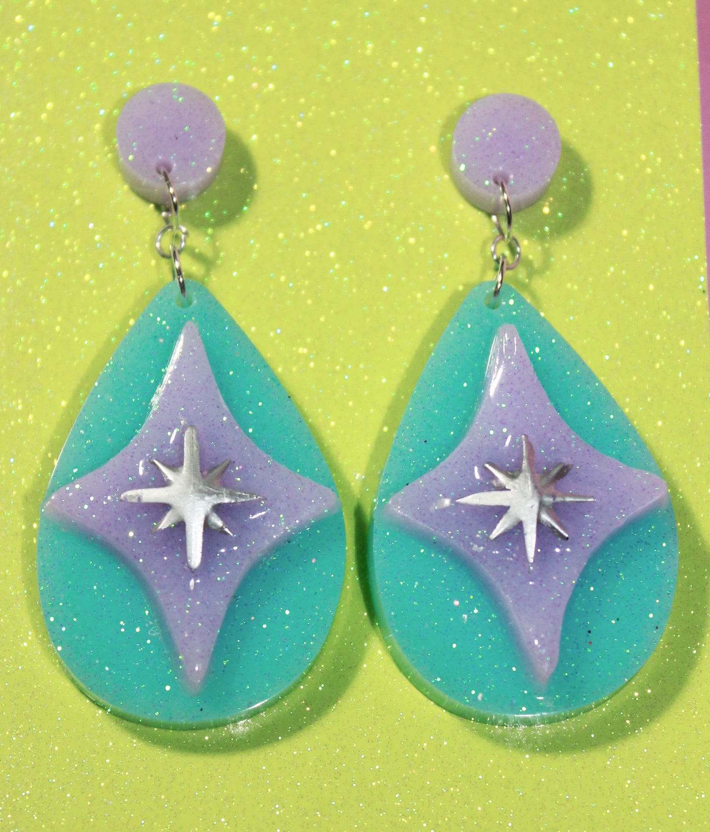 These Vagabond retro inspired earrings in purple and turquoise